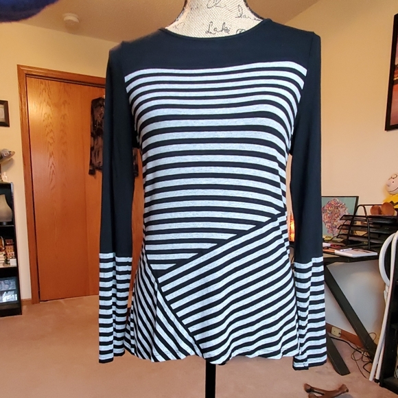 Vince Camuto geometric print top size Medium - Picture 2 of 8